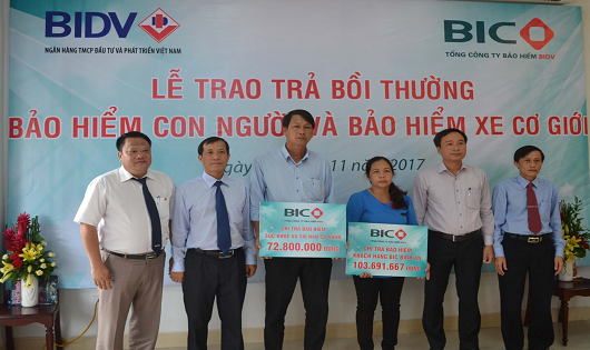 Đại diện lãnh đạo BIC trao tiền bảo hiểm cho các khách hàng tại Gia Lai và Kon Tum