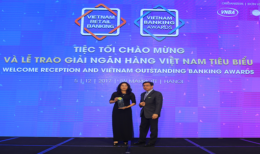 Bà Nguyễn Thị Ái Nguyệt – Giám đốc Nhân sự công ty Home Credit Việt Nam đại diện nhận giải thưởng “Công ty tài chính tốt nhất do người tiêu dùng bình chọn”