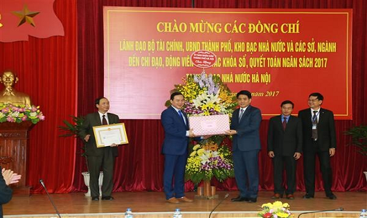 Chủ tịch UBND TP Hà Nội Nguyễn Đức Chung thưởng nóng cho cán bộ công chức KBNN Hà Nội