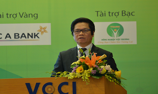 TS Vũ Tiến Lộc kêu gọi các chuyên gia, các nhà đầu tư, các doanh nhân hãy đặt các nhà khởi nghiệp lên vai mình!