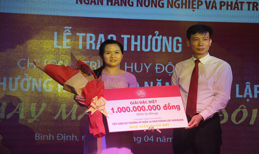 Khách hàng may mắn trúng giải đặc biệt 1 tỷ đồng tại Bình Định