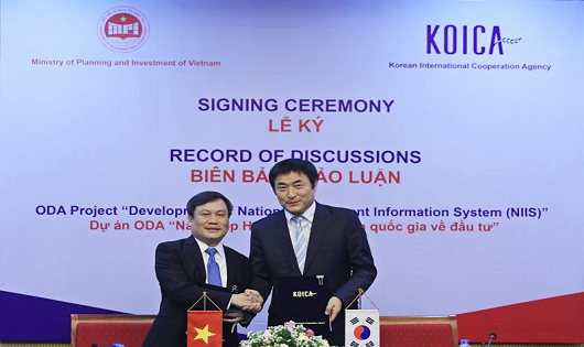 Thứ trưởng Bộ KH&ĐT Vũ Đại Thắng và ông Kim Jinoh, Giám đốc KOICA Việt Nam ký kết Dự án “Nâng cấp, phát triển hệ thống thông tin quốc gia về đầu tư