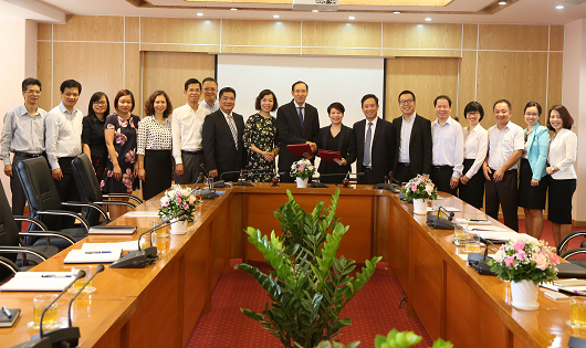Lễ ký Thỏa thuận hợp tác giữa UBCKNN và Công ty TNHH Deloitte Việt Nam ngày 21/5/2018 