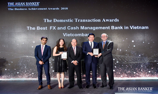 Đại diện Vietcombank,  nhận giải thưởng do The Asian Banker trao tặng