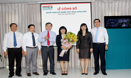  Ban lãnh đạo Kienlongbank trao quyết định và tặng hoa chúc mừng bà Phạm Thị Mỹ Chi.