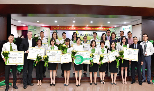 Đại diện Vietcombank và Công ty VCLI trao tặng quà và chứng nhận cho các cán bộ Vietcombank đạt thành tích xuất sắc trong việc thi đua bán sản phẩm Bảo hiểm trong tháng 01 và tháng 02/2018