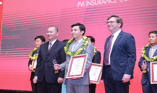 Ông Vũ Văn Thắng (giữa) – Phó Tổng Giám đốc Bảo hiểm PVI nhận Giấy chứng nhận từ Ban tổ chức