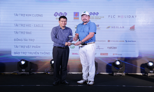 Ông Nguyễn Quang Vinh, Phó Tổng giám đốc Bảo hiểm PVI nhận kỷ niệm chương từ Ban tổ chức