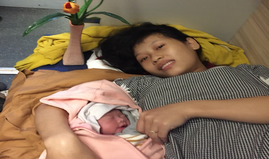 Với sự hỗ trợ của Tổ tàu SE6, hàng khách Nguyễn Thị Anh đã sinh một bé gái "mẹ tròn con vuông"