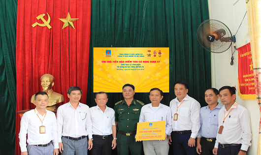 Đại diện Bảo hiểm PVI Đà Nẵng trao số tiền bảo hiểm cho gia đình ông Lê Văn Hiền trước sự chứng kiến của các cấp chính quyền địa phương