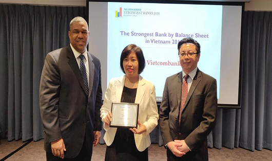 Đại diện Vietcombank, Bà Nguyễn Thị Xuân Hòa (đứng giữa), Trường Trung tâm Thanh toán nhận giải thưởng do Tạp chí The Asian Banker trao tặng