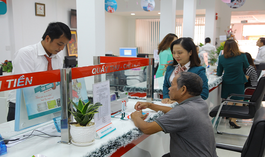 Khách hàng giao dịch trong ngày khai trương Kienlongbank Quảng Nam
