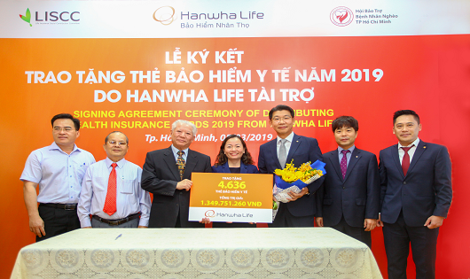 Hanwha Life Việt Nam  tặng hơn 4.600 thẻ bảo hiểm y tế cho người nghèo