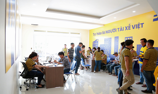 Khá đông tài xế  đến đăng ký trở thành đối tác của "be" tại Bình Dương, Đồng Nai