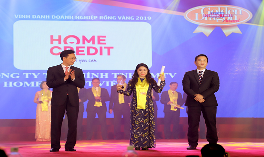 Đại diện Home Credit nhận giải thưởng