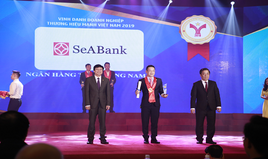 Đại diện SeABank nhận giả thưởng Thương hiệu mạnh Việt Nam 2019