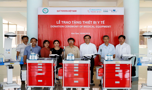 Đại diện các bệnh viện tỉnh Kon Tum nhận bàn giao thiết bị y tế