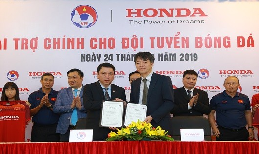Với bản Hợp đồng vừa ký kết, HVN trở thành nhà tài trợ chính thức cho các đội tuyển bóng đá quốc gia Việt Nam từ ngày 1/4/2019.