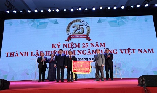 Phó Thống đốc NHNN Đoàn Thái Sơn (bên phải) trao tặng Cờ Thi đua của NHNN cho VNBA