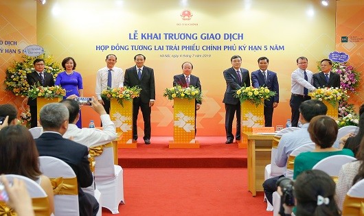 Thứ trưởng Bộ Tài chính Huỳnh Quang Hải cùng các lãnh đạo đã nhấn nút khai trương giao dịch sản phẩm HĐTL TPCP trước sự chứng kiến của các lãnh đạo các bộ ngành, các thành viên thị trường... 