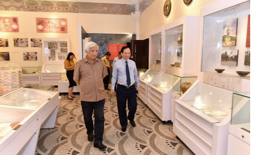 Phó Thống đốc NHNN Đào Minh Tú, nhà sử học Dương Trung Quốc và các nhà nghiên cứu tham quan phòng trưng bày tiền của NHNN.