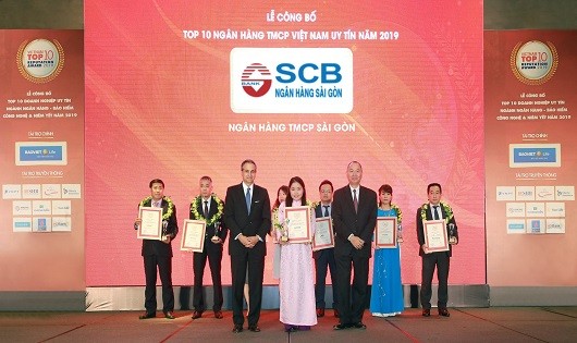 Đại diện SCB nhận giải