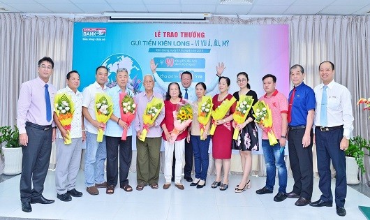 Các khách hàng trúng thưởng chụp hình lưu niệm cùng Ban Giám đốc Kienlongbank Rạch Giá