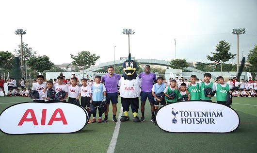 Gần 1000 bạn nhỏ sẽ có cơ hội tập luyện cùng 2 HLV đến từ Câu lạc bộ Giải Bóng đá Ngoại hạng Anh, Tottenham Hotspur. 