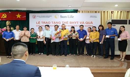 Sun Life trao tặng thẻ bảo hiểm y tế và quà tặng cho các hộ gia đình tại Quận 4