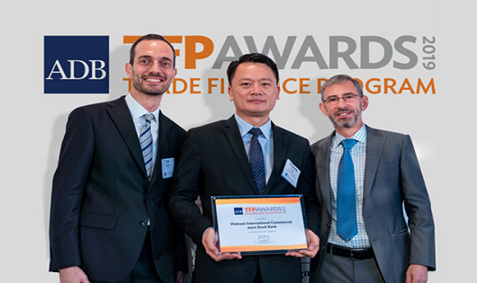 Đại diện VIB nhận giải thưởng tại Hội nghị châu Á về Tài trợ thương mại toàn cầu do ADB tổ chức tại Singapore vào ngày 3/9/2019.