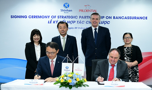 Ông Shin Dong Min -Tổng Giám đốc của Ngân hàng Shinhan tại Việt Nam và ông Clive Baker -Tổng Giám đốc Prudential Việt Nam ký kết thỏa thuận Hợp tác chiến lược dưới sự chứng kiến của đại diện hai doanh nghiệp