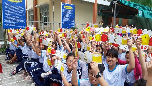 Các em học sinh trường Tiểu học Lam Sơn, TP HCM tìm hiểu về Sân chơi Ý tưởng trẻ thơ 2019