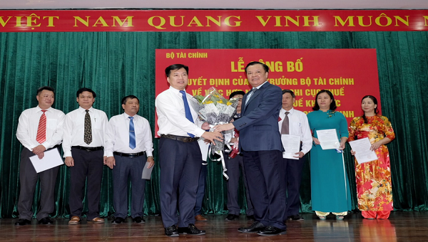 Bộ trưởng Tài chính Đinh Tiến Dũng chúc mừng các lãnh đạo Chi cục thuế khu vực được bổ nhiệm
tại Cục Thuế Quảng Ninh tháng 9/2018. Ảnh MT