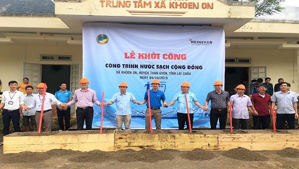 Đại diện chính quyền địa phương và HEINEKEN VIệt Nam khởi công xây dựng công trình nước sạc cộng đồng tại Khoen On
