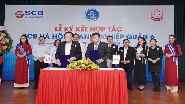 Ông Vương Chí Hòa – Phó Chủ tịch Hội Doanh nghiệp Quận 6 (bên trái) và Ông Bùi Anh Dũng – Phó TGĐ phụ trách Khối Doanh nghiệp SCB ký kết thỏa thuận hợp tác