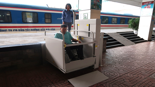 Tiến hành chạy thử xe nâng với tải trọng của xe lăn và người khuyết tật ở khu vực sân ga số 1, Ga Hà Nội