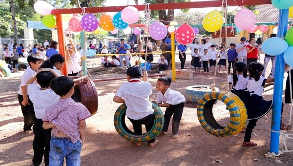 Các em nhỏ không khỏi thích khi thú vui chơi cùng “sân chơi xanh” được tái chế từ những lốp xe Bridgestone