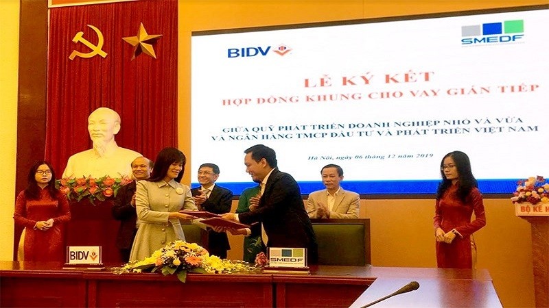 Lễ ký hợp đồng khung cho vay gián tiếp giữa Quỹ phát triển DNNVV và BIDV.