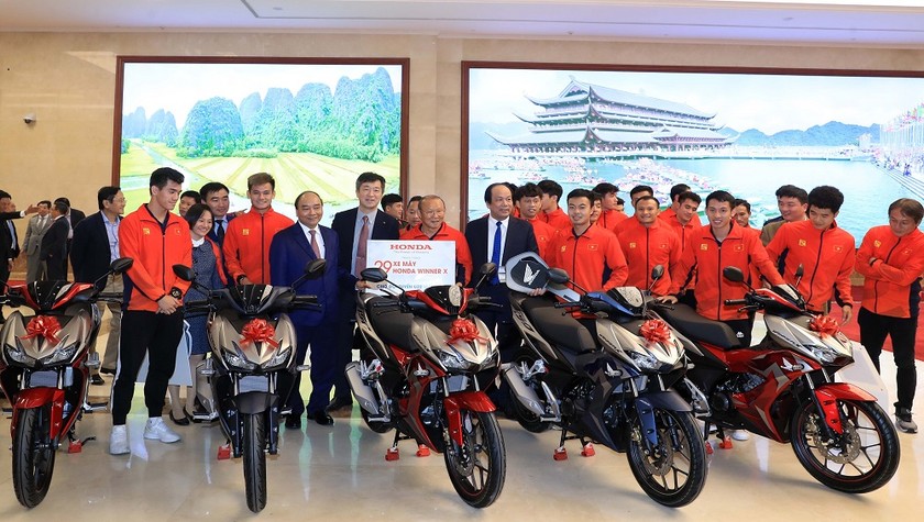 Mỗi thành viên của Đội tuyển U-22 Việt Nam được tặng 01 xe máy Honda WINNER X,