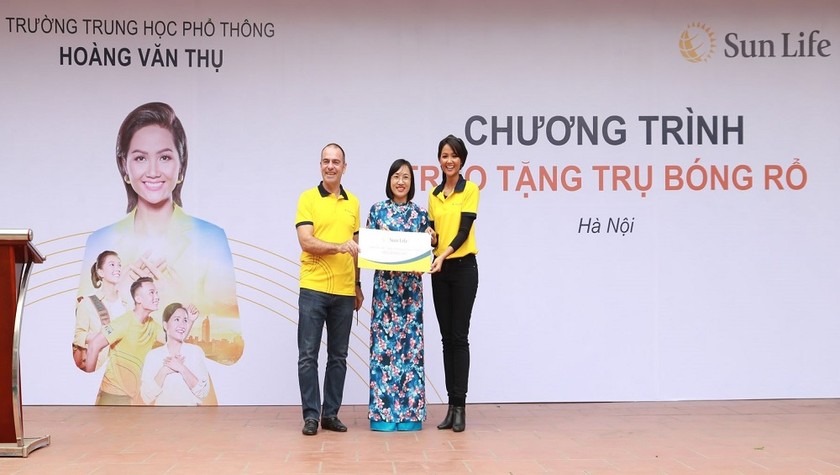 Tổng giám đốc Sun Life Việt Nam, ông Larry Madge và Hoa hậu H’Hen Niê tại lễ  trao tặng trụ bóng rổ tại 1 điểm trường Hà Nội