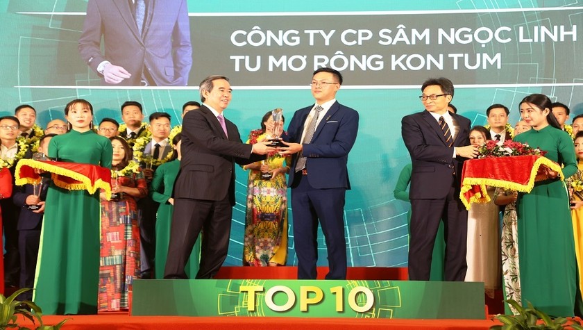 Ủy viên Bộ Chính trị, Bí thư TW Đảng, Trưởng Ban Kinh tế TW Nguyễn Văn Bình trao giải cho Doanh nhiên trẻ khởi nghiệp xuất sắc 2019