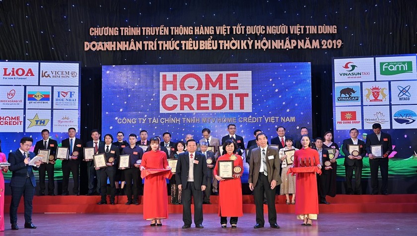 Đại diện Home Credit nhận giải thưởng TOP 10 sản phẩm, dịch vụ chất lượng cao” từ Ban tổ chức