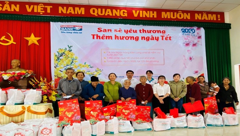 Kienlongbank trao quà Tết tại Tam Quan, Bình Định