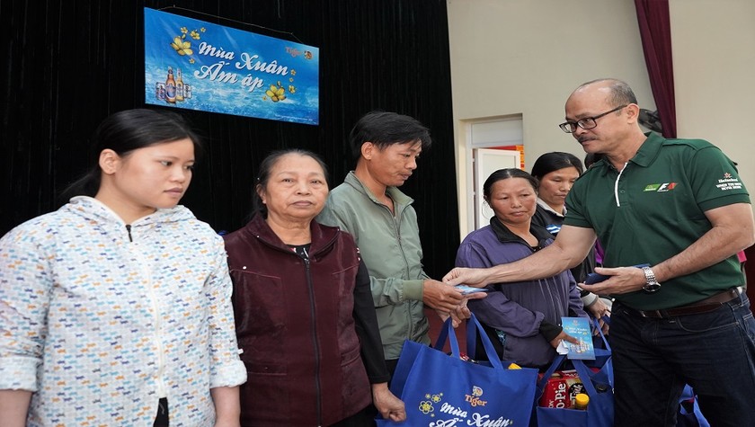 Ông Trần Minh Triết, Phó Tổng Giám đốc Điều Hành HEINEKEN Vietnam trao quà cho các gia đình khó khăn