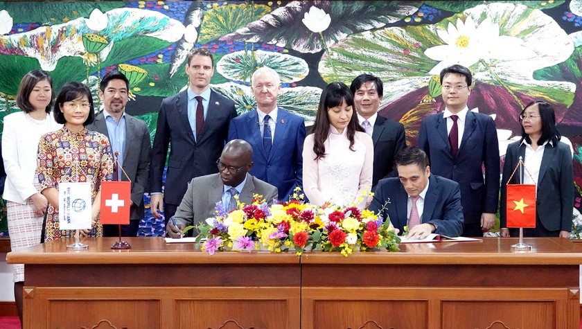 Thứ trưởng Bộ Tài chính Trần Xuân Hà và ông Ousmane Dione, Giám đốc quốc gia WB tại Việt Nam ký kết Hiệp định 