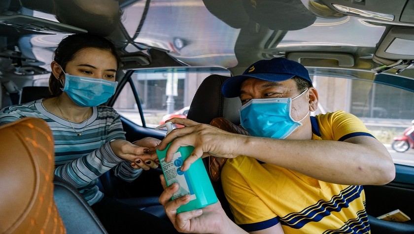 “be” trao tặng hàng chục ngàn khẩu trang, nước rửa tay và vitamin tổng hợp nhằm tăng cường sức đề kháng cho đội ngũ tài xế beBike và beCar tại Hà Nội và TP HCM