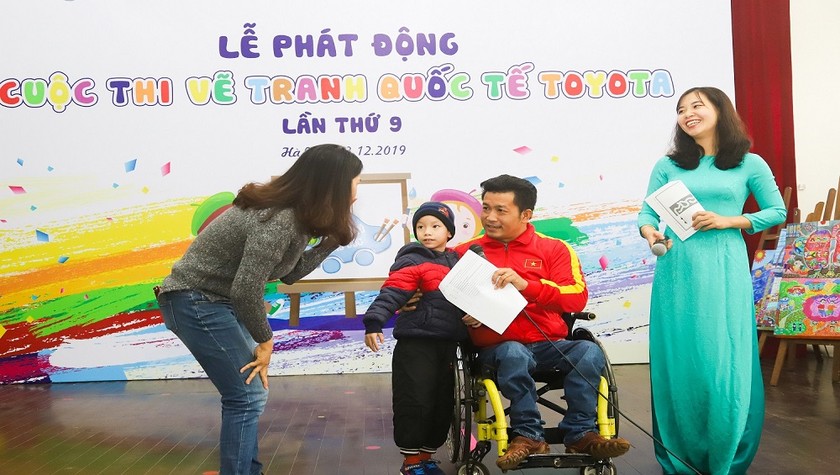 Anh Nguyễn Thành Trung - Đại sứ chiến dịch SYI tại VN giao lưu cùng các em nhỏ tại Lễ phát động cuộc thi