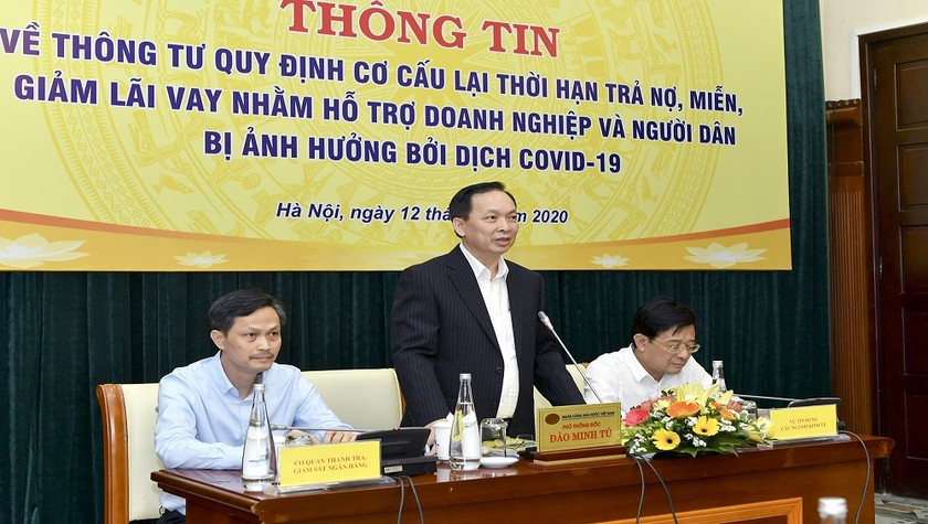 Phó Thống dốc NHNN Đào Minh Tú chủ trì họp báo