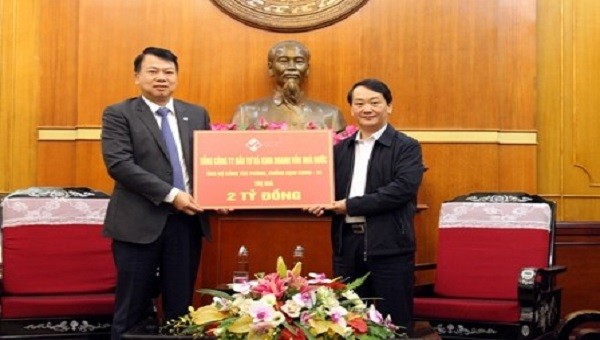 Ông Nguyễn Đức Chi - Bí thư Đảng ủy, Chủ tịch HĐTV thay mặt SCIC - trao ủng hộ 2 tỷ đồng chung tay phòng, chống dịch Covid-19.