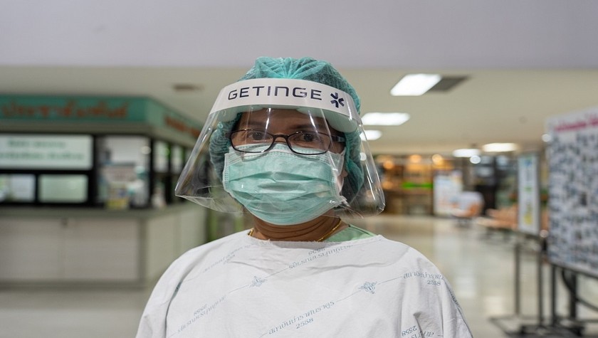 Nữ nhân viên y tế tuyến đầu chống dịch COVID-19 tại Viện truyền nhiễm Bamrasnaradura, Nonthaburi, Bộ Y tế Thái Lan. Ảnh: UN Women / Pathumporn Thongking